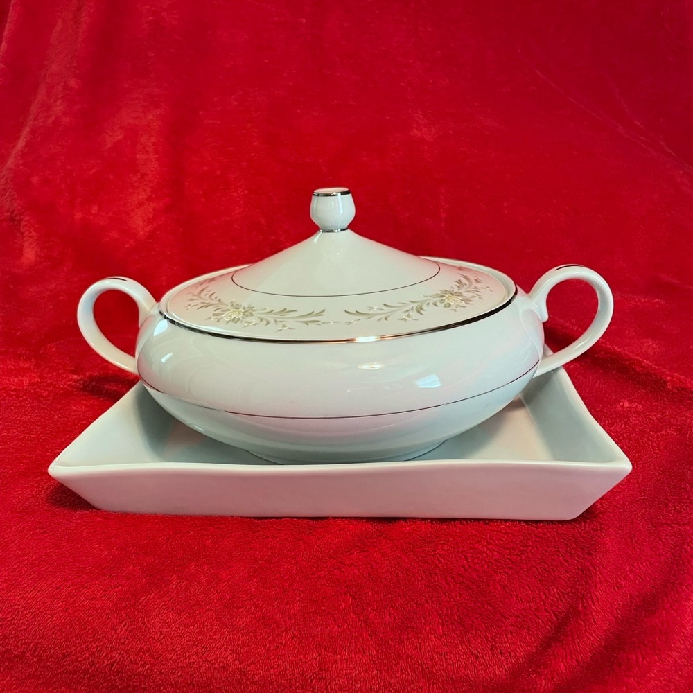 ROUND COVERED VEGETABLE / LIDDED SERVING BOWL
